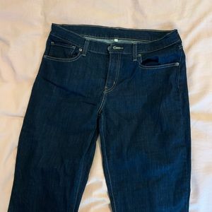 Women’s Levi’s dark wash straight leg jeans